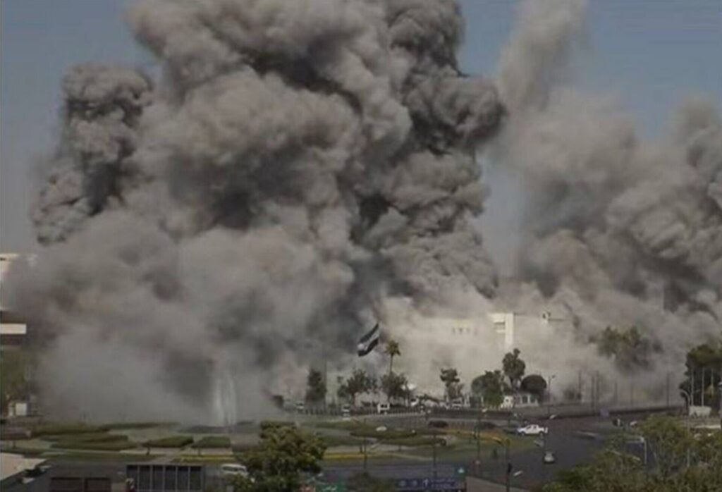 حمله رژیم صهیونیستی به منطقه کاخ ریاست‌جمهوری و وزارت دفاع سوریه/وزیر دفاع اسرائیل: پیام‌های هشدار پایان یافته؛ اکنون حملات دردناک از راه خواهند رسید/کانال عبری: برای حملات نظامی چند روزه به دمشق آماده می‌شویم/رئیس ستاد کل ارتش اسرائیل دستور اعزام تعداد زیادی هواپیما به سمت جبهه سوریه را صادر کرد/مقام آمریکایی: ترامپ از اسرائیل خواسته حملات خود را متوقف و با دمشق گفت‌و‌گو را آغاز کند