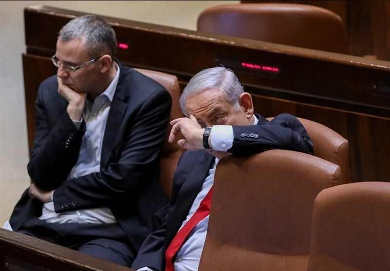 ائتلاف نتانیاهو با خروج حزب شاس اکثریت خود را از دست داد / از لحاظ فنی، ائتلاف می‌تواند تا اواخر اکتبر به بقای خود ادامه دهد / لاپید، رهبر اپوزیسیون اسرائیل: دولت اقلیت نمی‌تواند درباره سرنوشت غزه تصمیم بگیرد یا سربازان را به میدان جنگ بفرستد / زمان انتخابات فرا رسیده است؛ همین حالا