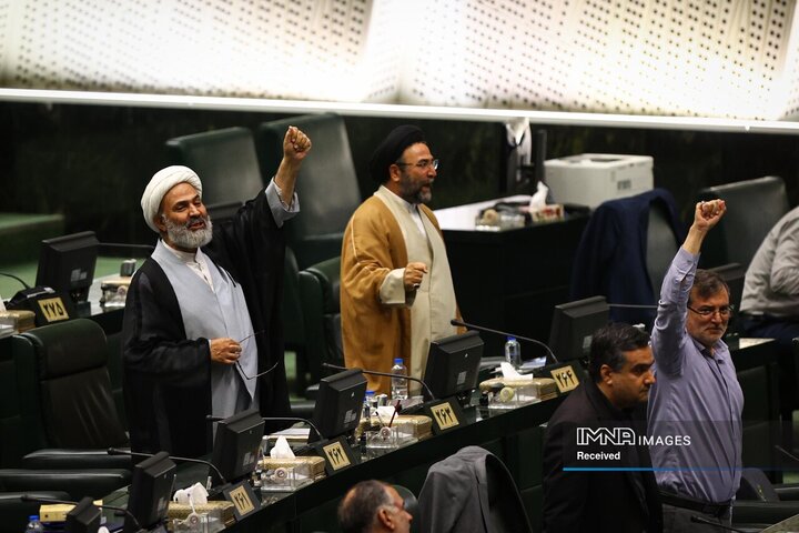 پارلمان موافقت می کند که این لایحه را در مورد سازمان مهاجرت بر اساس ماده 1 بررسی کند
