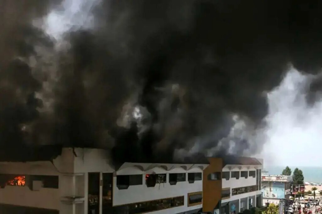 نبرد آتش نشانان با شعله های ونوس فارس