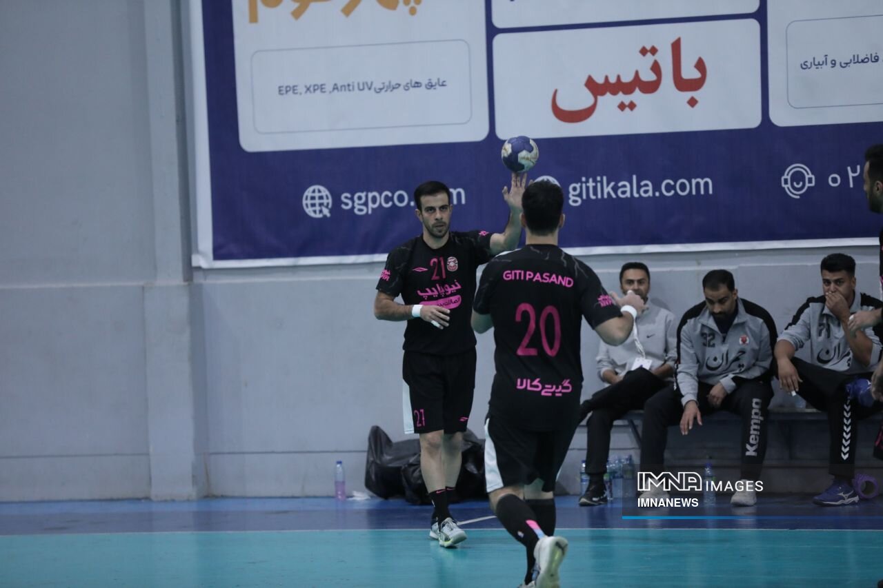 یک سقف و دو انحلال هوا یا تیم جهان در هندبال و والیبال