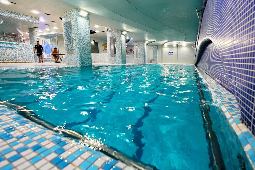 استخر مهر و موم مسمومیت 4 در حمدان