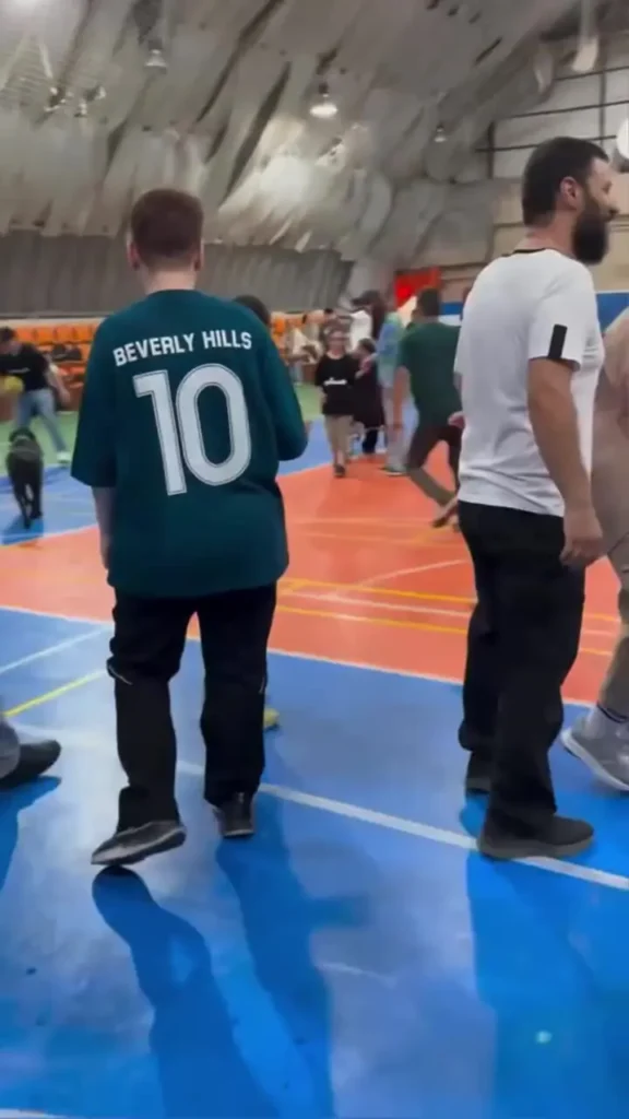 دیدار صمیمی جواد عزتی با دختران و پسران توان‌یاب