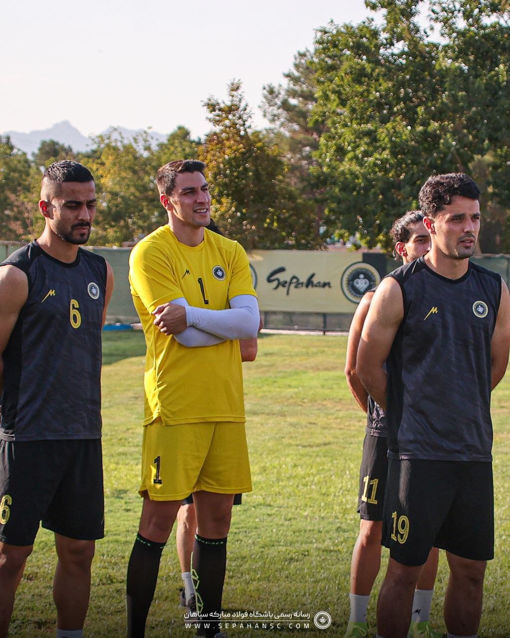 دوئل بین حسینی و آخبری در Sepahan / Line و علامت تجاری استقلال برای تراکتور با ژست قهرمانی