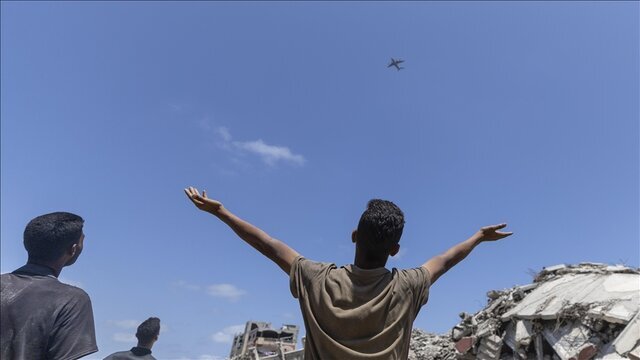 معاون رئیس کمیسیون اروپا: اقدام اسرائیل در غزه بسیار شبیه به نسل کشی است / در باریکه غزه انسانیت غایب است / ما باید نشان دهیم که اروپا فقط مجموعه‌ای از نهادها نیست بلکه شجاعت پاسخگویی در مواقعی که جان انسان‌ها در خطر است را دارد