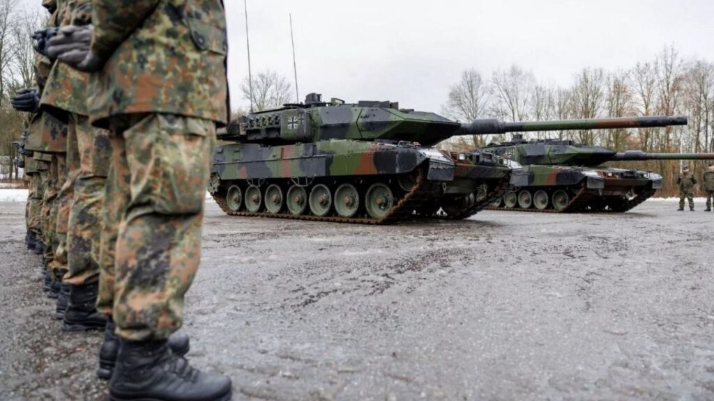 هاآرتص: تصمیم دولت آلمان مبنی بر محدود کردن صادرات تسلیحات به اسرائیل، می‌تواند بر چندین سامانه تسلیحاتی حیاتی ارتش تل‌آویو تأثیر قابل توجهی بگذارد/ اظهار صدر اعظم درباره اینکه برلین ارسال «تجهیزات نظامی قابل استفاده در جنگ غزه» را تأیید نخواهد کرد، همچنان به این کشور امکان مانور می‌دهد؛ برای مثال، این تصمیم می‌تواند صادرات مرتبط با زیردریایی‌ها و کشتی‌ها را شامل نشود