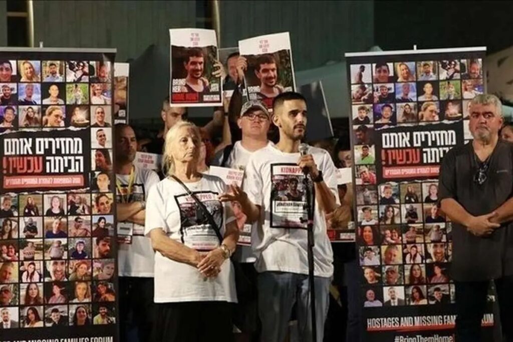 خانواده‌های اسرای صهیونیست: «نتانیاهو» با قصد اشغال کل غزه، تصمیم به قتل اسیران ما گرفته/ نخست‌وزیر باید برای بازگرداندن اسرا توافق واقعی پیشنهاد دهد؛ کابینه او می‌خواهد ما را در شهرکی محدود کرده و جنگ بی‌پایان راه بیندازد