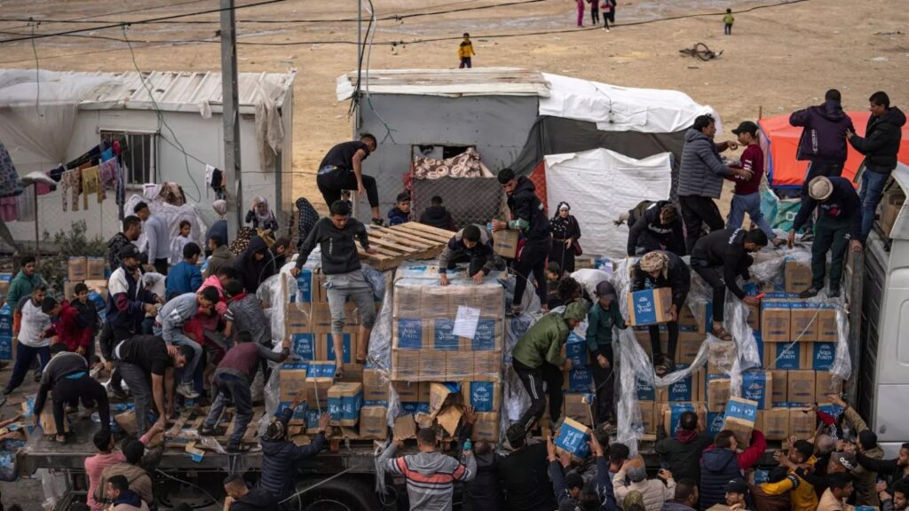 گاردین: فلسطینی‌های غزه در مکان‌های توزیع مواد غذایی با تیراندازی بی‌هدف و مرگبار روبه‌رو هستند که بخشی از یک طرح کشنده است