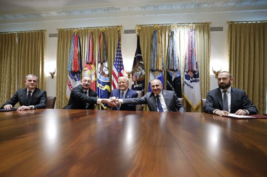 وزیر خارجه ارمنستان: دیروز، رئیس‌جمهوری آمریکا دستور تشکیل کارگروهی را برای اجرای «مسیر ترامپ» صادر کرد / طرح «مسیر ترامپ» تحت حاکمیت ایروان خواهد بود و بدون کنترل طرف ثالث فعالیت خواهد کرد