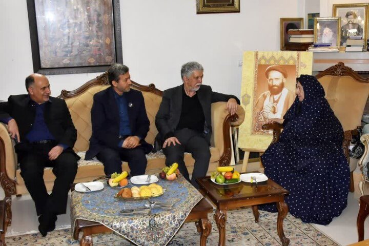 دیدار با وزیر فرهنگ با بانوی هنرمند ایفاهانی