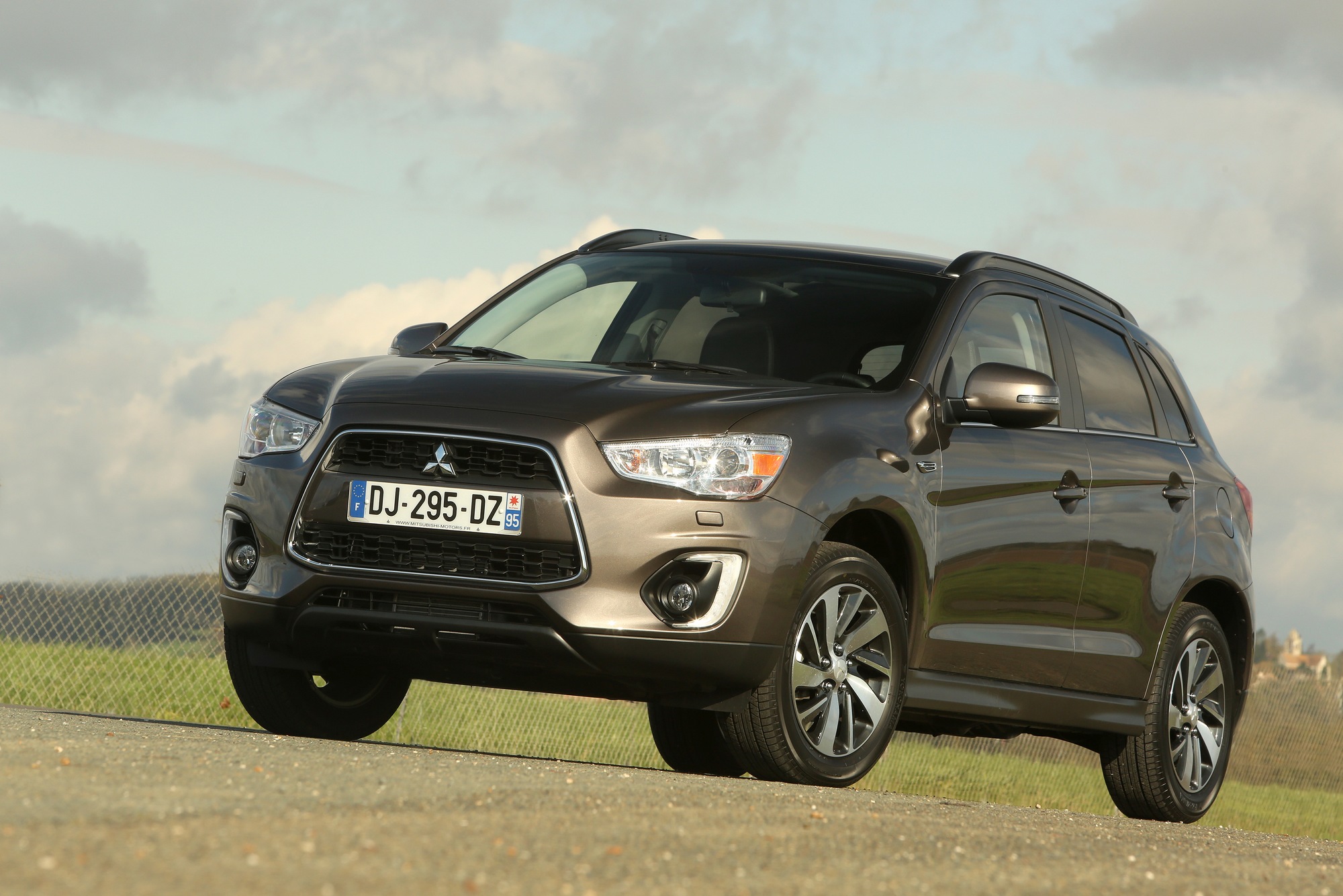 Mitsubishi ASX: مشخصات دقیق خودکار و ابزار مقایسه تعاملی