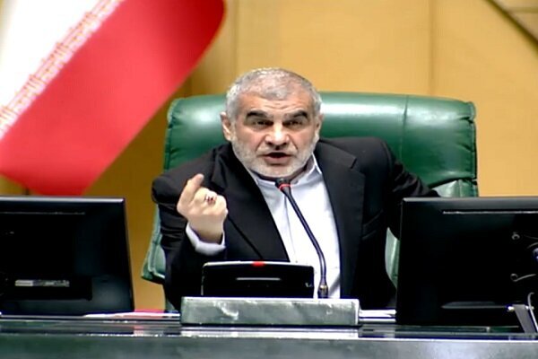 ما رهبر رهبر انقلابی را می بینیم