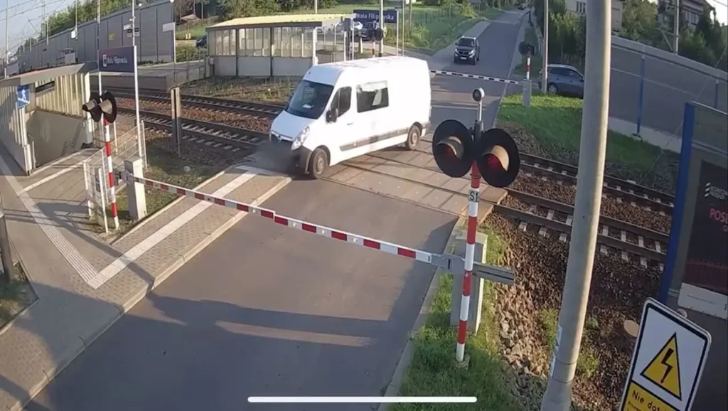 ببینید؛ تصادف شدید قطار با یک ون