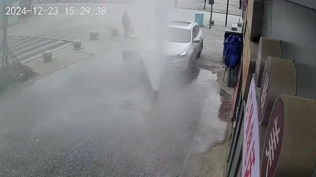 ببینید؛ شیر آتش‌نشانی دردسرساز!