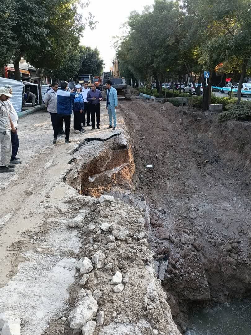 روند بازسازی خط انتقال فاضلاب در خیابان لاله از کجا آمده است؟