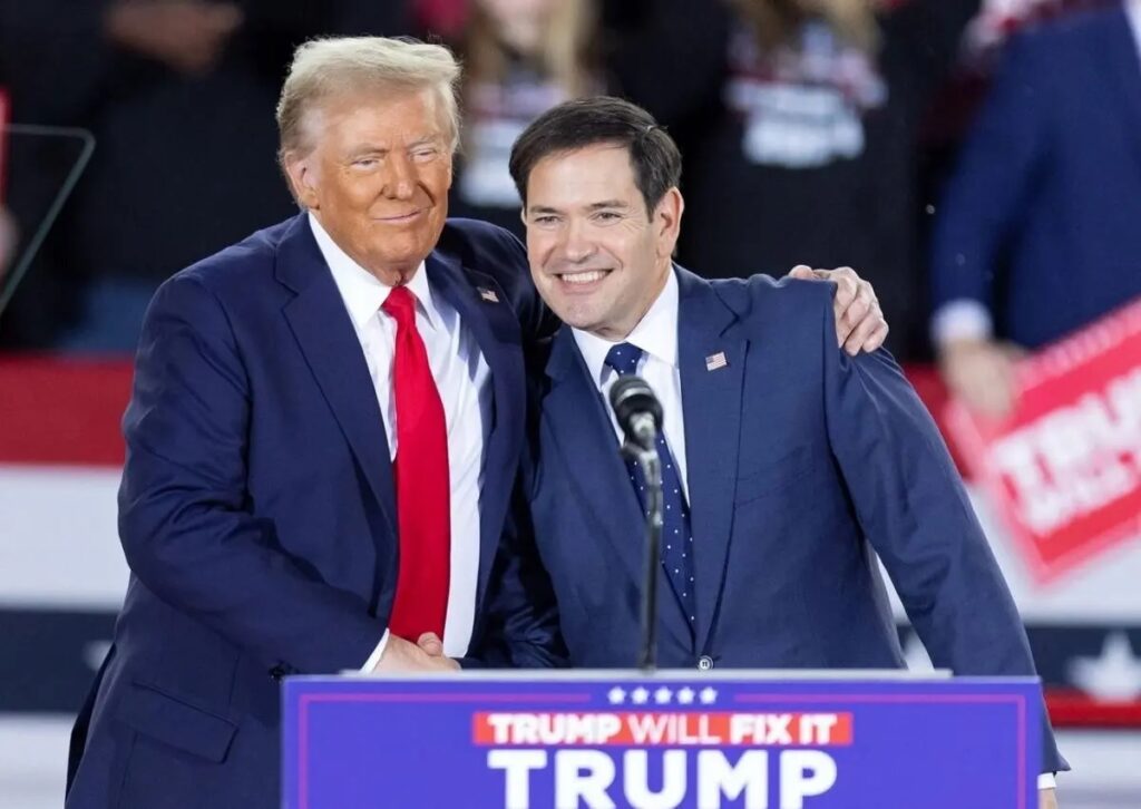 نیویورک‌تایمز: مرد پشت پرده نزاع ترامپ با جانشین چاوز / روبیو سال‌هاست خواستار برکناری رهبران چپ‌گرای منطقه از جمله مادورو در ونزوئلا و دولت‌های کوبا و نیکاراگوئه است / او به دنبال محدود کردن نفوذ اقتصادی چین در آمریکای لاتین است / وزیر خارجه آمریکا با معرفی گروه‌های جنایی و کارتل‌های مواد مخدر به عنوان سازمان‌های تروریستی، تلاش دارد سیاست‌های ترامپ در منطقه را مشروعیت بخشد