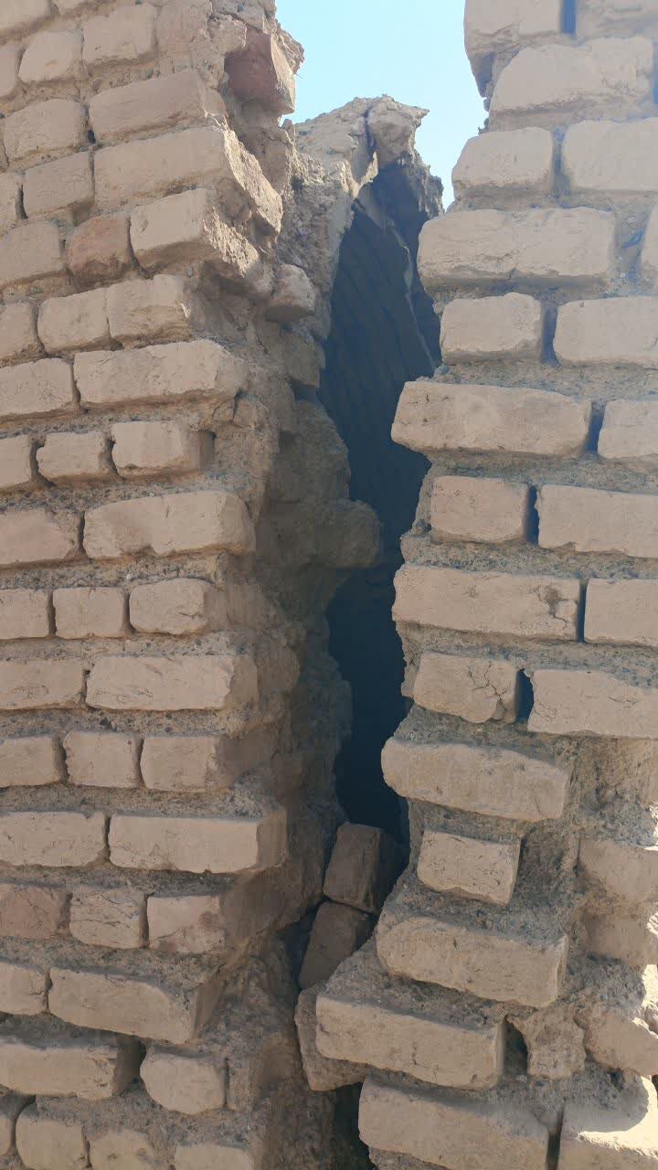 خسارت به زلزله ایفاهان چه بود؟ / ایجاد ترک در ساختمان ساختمانها و ساختمانها + عکس