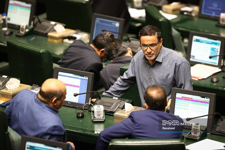 نماینده مهریز توسط پاسخ های وزیر آموزش و پرورش متقاعد شد