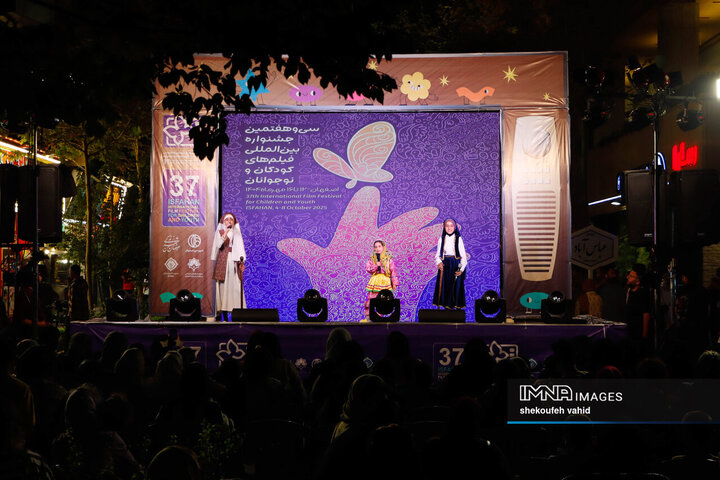 ناشنوا برای تماشای آثار جشنواره نشسته است