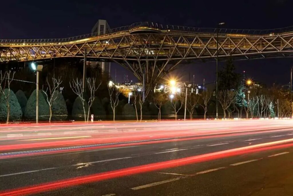 پل طبیعت قرمز می شود