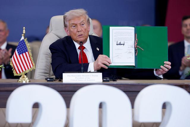 ترامپ توافق آتش بس را در اجلاس شایل الشخ / ترامپ امضا کرد: سه هزار سال طول کشید تا به این نقطه برسد. این توافق نامه باقی خواهد ماند / ما جنگ جهانی سوم را نمی خواهیم