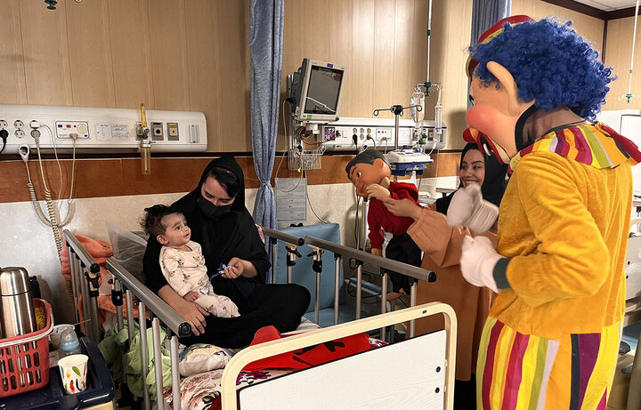 هنرمندان کانون تئاتر کانون در کنار بچه های بیمار بیمارستان شهید رجایی