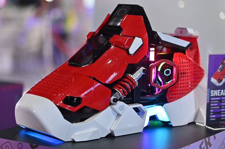 این کفش پرنده در نمایشگاه GITEX 2025 رونمایی شد