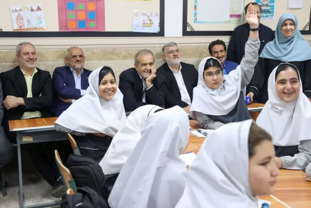 پزشکیان: آموزش هوشمند به محتواهای دیداری، شنیداری و تعاملی محدود نماند