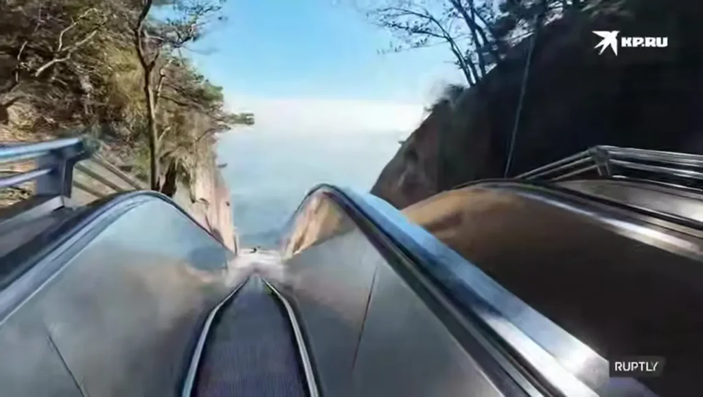 پله برقی غول پیکر جهان در چین/ 10 دقیقه پیاده روی تا صعود به قله کوه