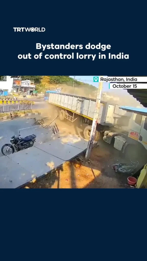 کامیون خارج از کنترل به یک کافه برخورد کرد