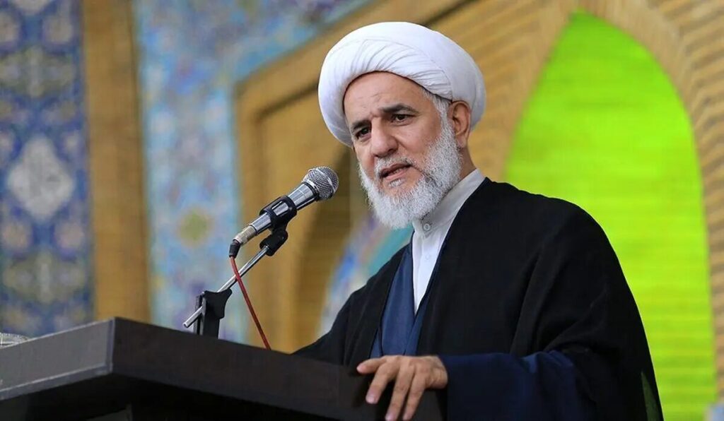 آمریکا دشمنی است که از در توطئه وارد می‌شود و با لبخند، خنجر می‌زند