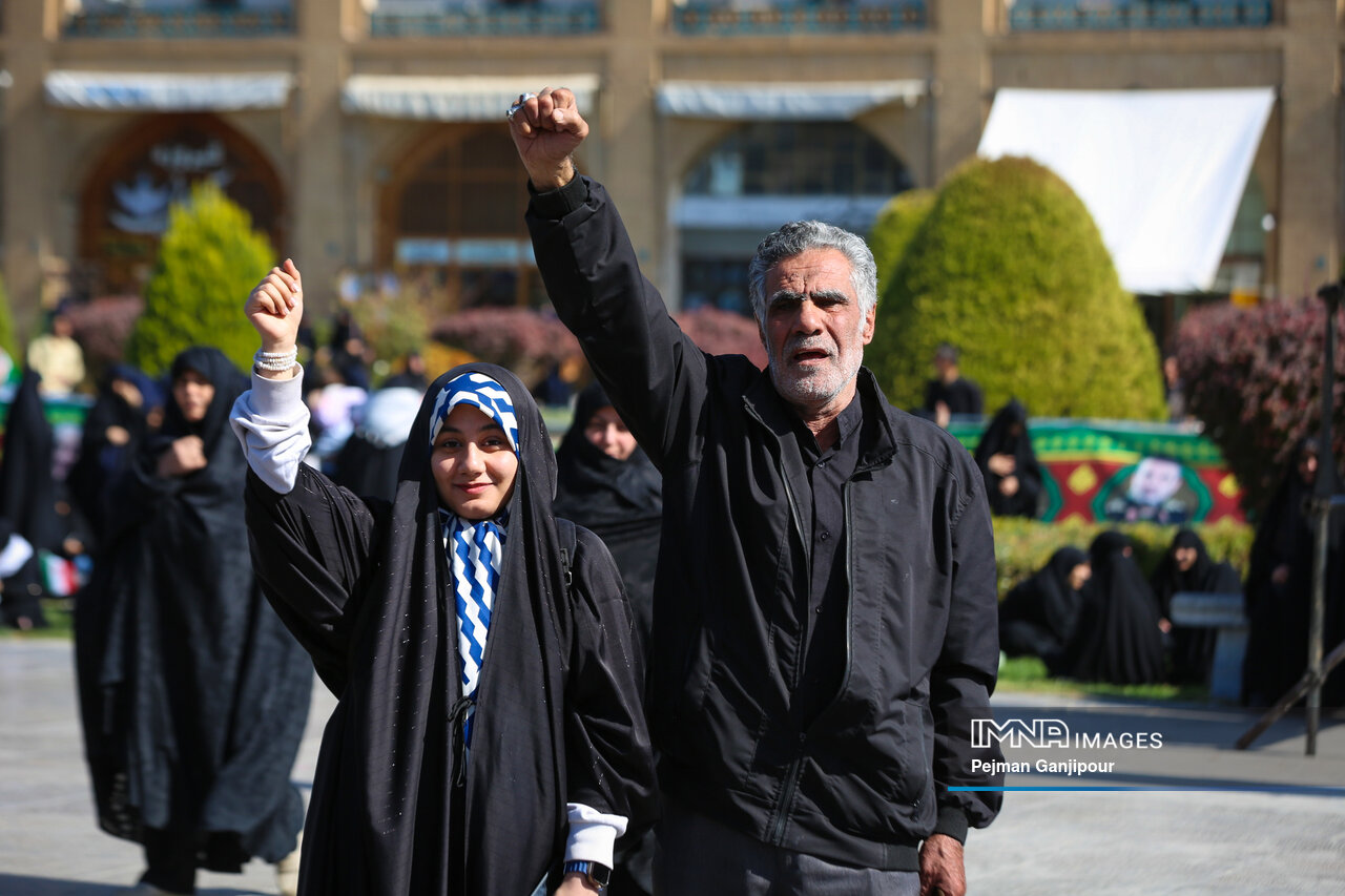 روایتی از حضور پرشور در راهپیمایی 13 آبان و تجلی وحدت نسل ها