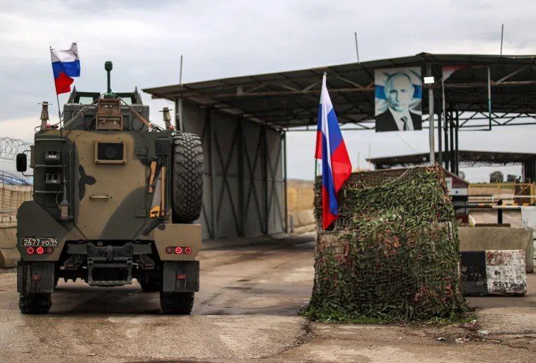 روسیه تلاش می‌کند از طریق حمایت نظامی و اقتصادی از الشرع نفوذ خود را در سوریه جدید حفظ کند / مسکو احتمالاً از حق وتوی خود در شورای امنیت برای حمایت از حذف نام الشرع از فهرست تروریسم استفاده خواهد کرد، در مقابل سوریه موافقت کند که امتیازات پایگاه‌های طرطوس و حمییمیم تمدید شود