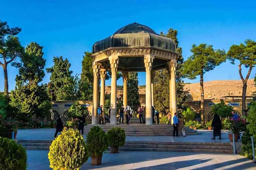 تفل به حافظ: ای مولای آن زاهد خود شیفته که جز عیب / دود در آینه بصیر ندید.