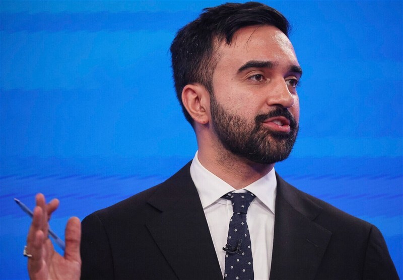 زهران ممدانی: آقای ترامپ! می‌دانم که داری تماشا می‌کنی؛ چهار کلمه برای تو دارم؛ نیویورک همچنان شهری باقی خواهد ماند که از مهاجران ساخته شده، با مهاجران به حرکت درآمده، و از امشب، توسط یک مهاجر رهبری می‌شود / از این پس نیویورک دیگر شهری نخواهد بود که در آن بتوان با اسلام‌هراسی رأی به دست آورد / من یک سوسیالیست دموکرات هستم و از هیچ‌کدامِ اینها عذرخواهی نخواهم کرد