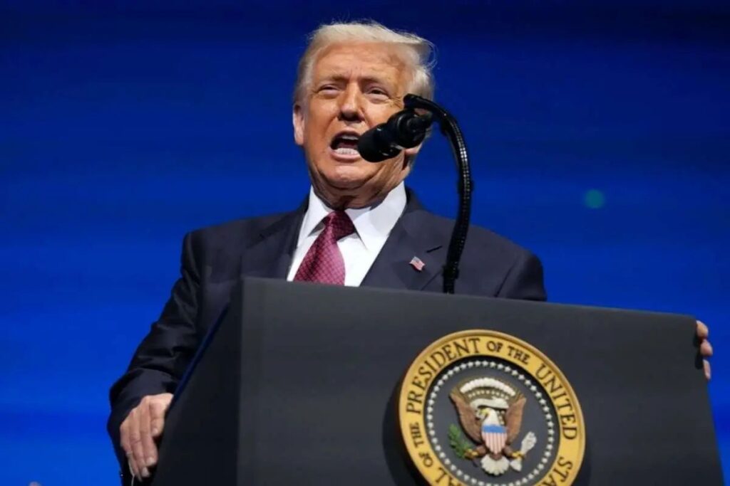 فایننشال تایمز: محبوبیت «ترامپ» در هفته‌های اخیر به حدود ۴۲ درصد کاهش یافته که پایین‌ترین سطح در دوره دوم او است/ سال اول ریاست‌ جمهوری وی، با ترکیبی از قدرت اجرایی بی‌سابقه و اختلافات مردمی همراه بوده/ تورمی که در دوره «بایدن» به ۹ درصد رسید، الان به ۳ درصد کاهش یافته، اما همچنان ادامه دارد