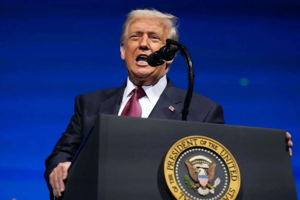 فایننشال تایمز: محبوبیت «ترامپ» در هفته‌های اخیر به حدود ۴۲ درصد کاهش یافته که پایین‌ترین سطح در دوره دوم او است/ سال اول ریاست‌ جمهوری وی، با ترکیبی از قدرت اجرایی بی‌سابقه و اختلافات مردمی همراه بوده/ تورمی که در دوره «بایدن» به ۹ درصد رسید، الان به ۳ درصد کاهش یافته، اما همچنان ادامه دارد