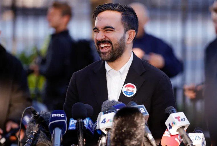 الجزیره: نگرانی تل‌آویو از رای آوردن «ممدانی» به دلیل احتمال استفاده او از اختیارات شهرداری برای ترویج سیاست کاهش تدریجی سرمایه‌گذاری‌های اسرائیلی/ «ممدانی» پیش‌تر از جنبش تحریم تل‌آویو حمایت کرده بوده؛ او اسرائیل را به عنوان یک دولت یهودی، به رسمیت نمی‌شناسد