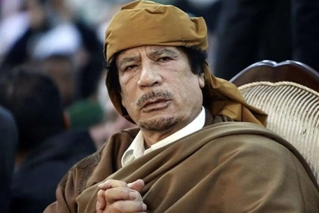 «معمر قذافی» در چادر پدرش در صحرای سرت؛ سال 1352