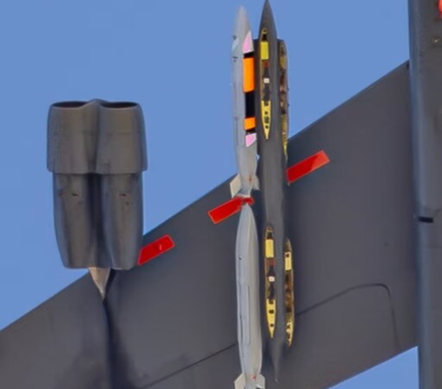 مشاهده موشک هسته‌ای مرگبار جدید آمریکا در یک پرواز آزمایشی مخفیانه / دیلی میل: این موشک ۱۰ برابر قدرتمندتر از بمبی است که در اوت ۱۹۴۵ بر روی هیروشیما انداخته شد