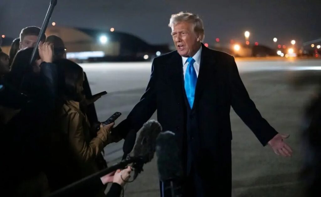 ترامپ: به هر آمریکایی ۲۰۰۰ دلار از عایدات تعرفه‌های گمرکی پرداخت می‌کنیم / افرادی که درآمد‌های بسیار بالا دارند، این مبلغ را دریافت نمی‌کنند / رسانه‌های آمریکایی: پرداخت این مبالغ به شهروندان، نیاز به موافقت کنگره دارد / وزیر خزانه‌داری آمریکا: پرداخت‌ها لزوماً به صورت نقدی نخواهد بود؛ ممکن است از طریق اقدامات دیگری مانند معافیت‌های مالیاتی اجرا شود