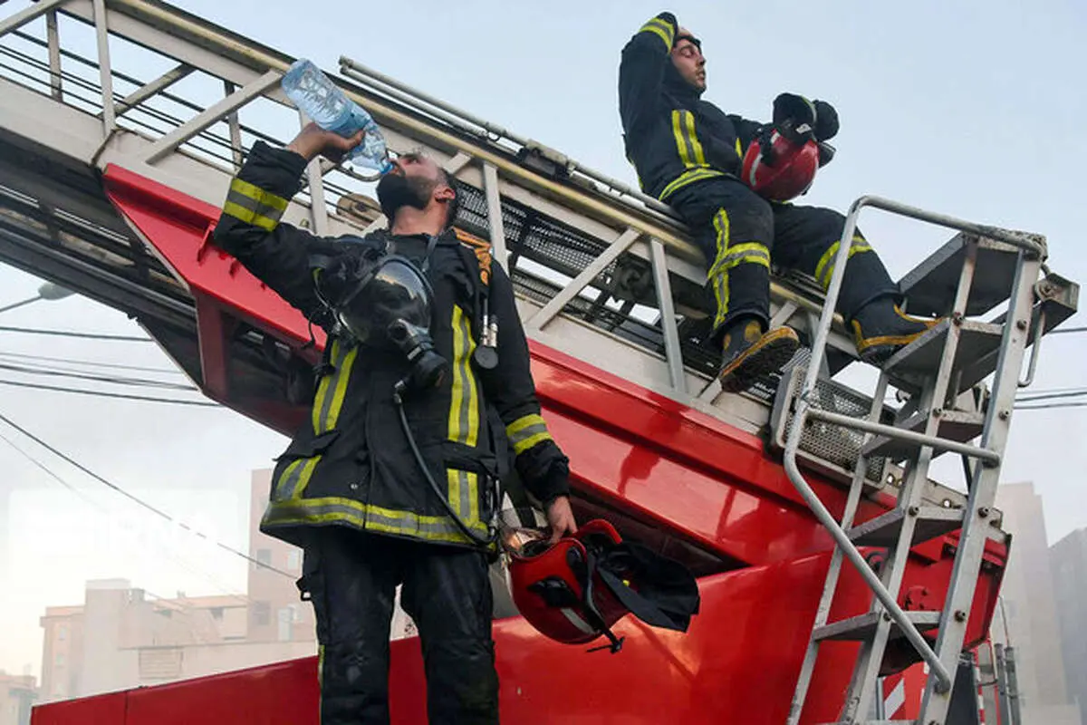 اطفای حریق قطب آباد فین / 800 اصله نخل در آتش سوخت