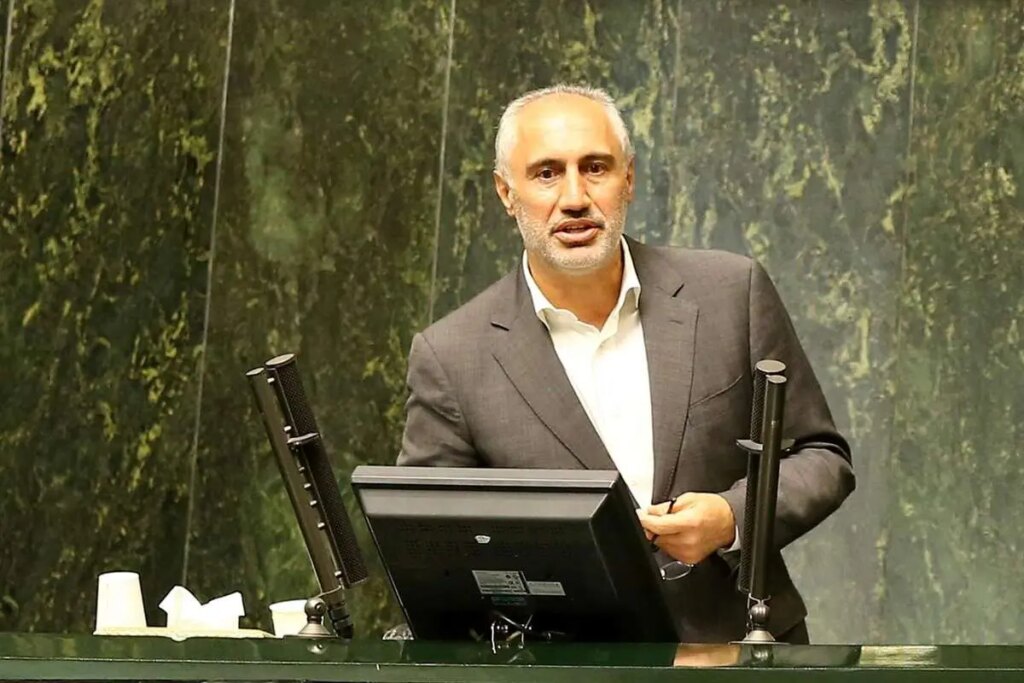 رئیس سازمان برنامه و بودجه: ۶ میلیارد دلار بنزین وارد می کنیم/ این پول از نان، دارو و زیرساخت های دفاعی مردم کسر می شود.