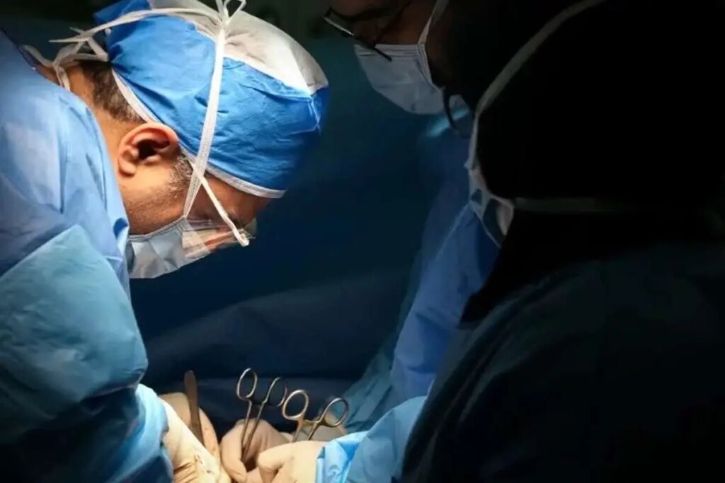 حذف 90 بسته دارو از معده و روده یک بیمار در کرج