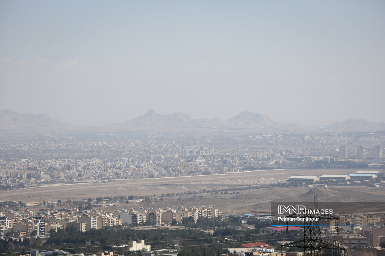 فرسایش روانی در سایه آسمان دودی و خاکستری شهر