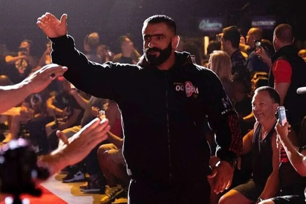 تصویر عکس رهبر انقلاب در موبایل هادی چوپان