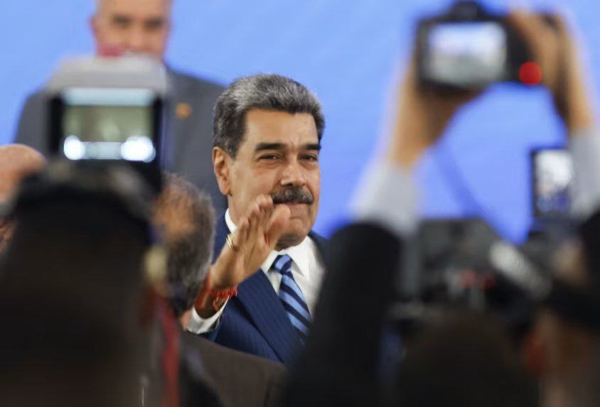 سی‌ان‌ان: اگر مادورو از ونزوئلا فرار کند یا کشته شود، احتمال ایجاد یک حکومت نظامی یا قدرت گرفتن یک دولت دیگر شبیه مادورو وجود دارد / اگر مادورو تصور کند در حال سقوط است، ممکن است سکو‌های نفتی در دریای کارائیب را هدف قرار دهد / یک گروه اپوزیسیون برنامه‌ای صدساعته برای گذار قدرت به ادموندو گونزالس، رقیب انتخاباتی مادورو در ۲۰۲۴ دارد