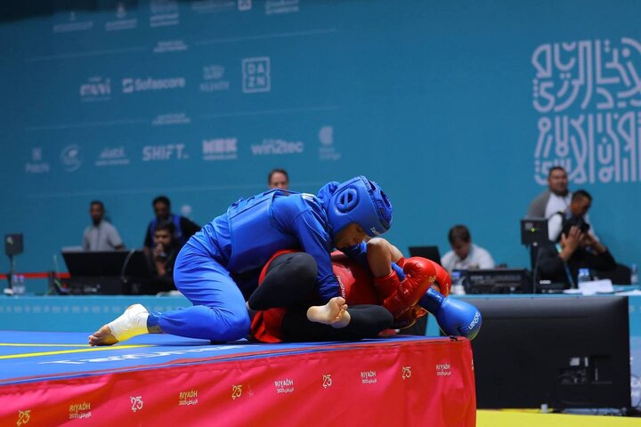 سارا شفیعی مدال طلا را بر گردن آویخت