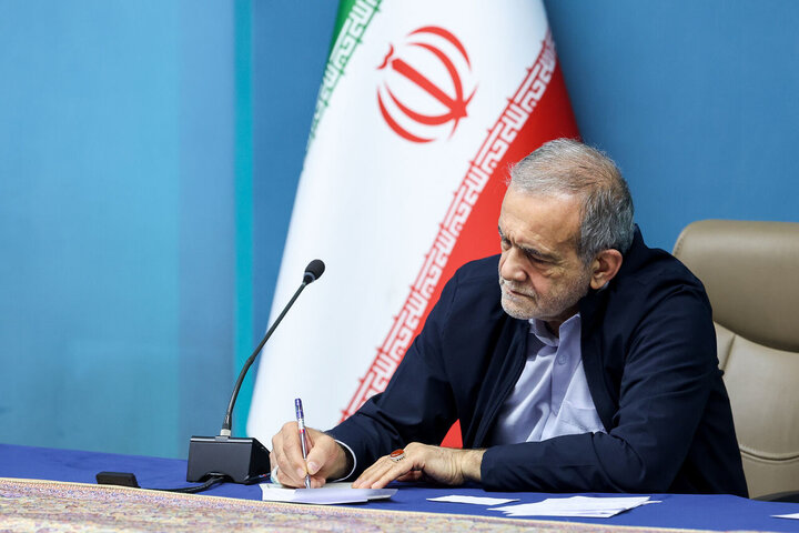 ملتی که می خواهد زندگی کند باید کتاب را جدی بگیرد