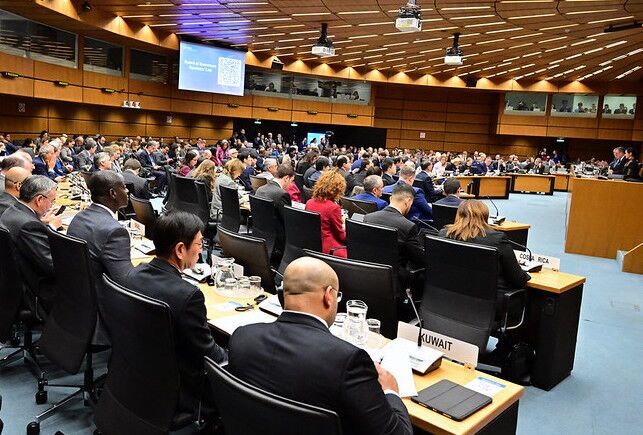 آمریکا و تروئیکای اروپایی: ایران مسائل پادمانی را بدون تأخیر حل‌وفصل کند / نماینده انگلیس در آژانس: شورای امنیت ۶ قطعنامه قبلی علیه ایران را بار دیگر برقرار کرده؛ همه کشورها موظف‌ند محدودیت‌های غنی‌سازی، بازفرآوری و فعالیت‌های مرتبط با آب‌سنگین در خصوص ایران را اجرا کنند / هدف قطعنامه پیشنهادی جدید، بازگرداندن الگوی گزارش‌دهی آژانس به دوران پیش از برجام است